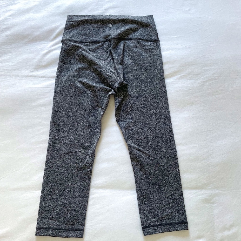 Lululemon cropped leggings. color gray.size 8
